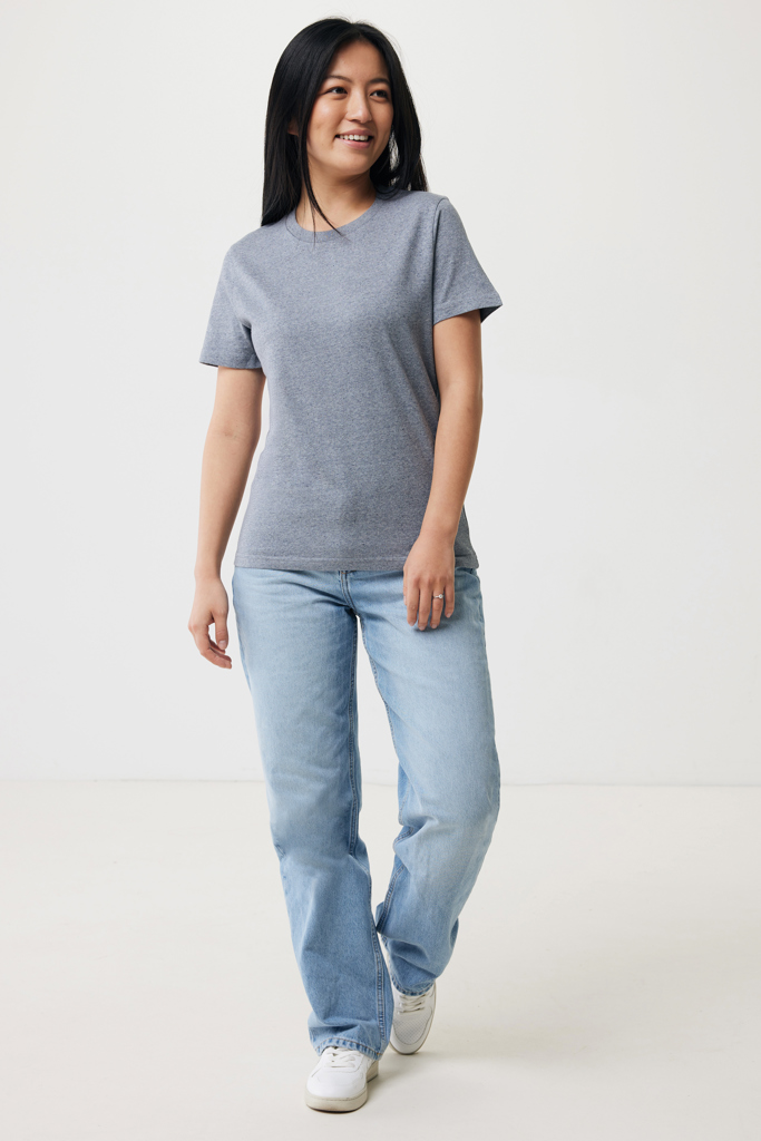 Femme souriante en t-shirt gris et jean clair