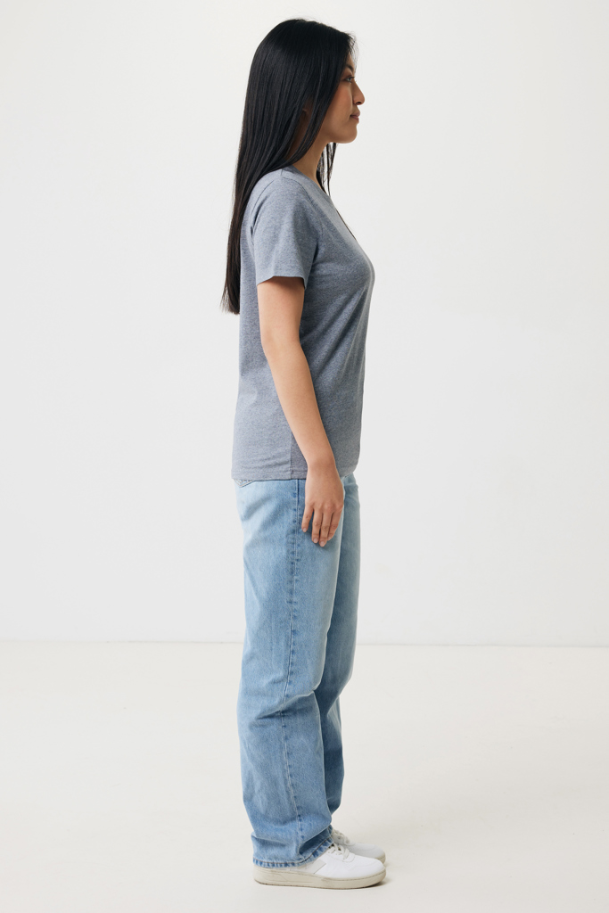 Femme debout de profil en tenue décontractée