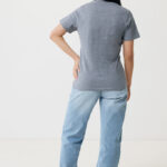 Femme de dos en t-shirt gris et jean