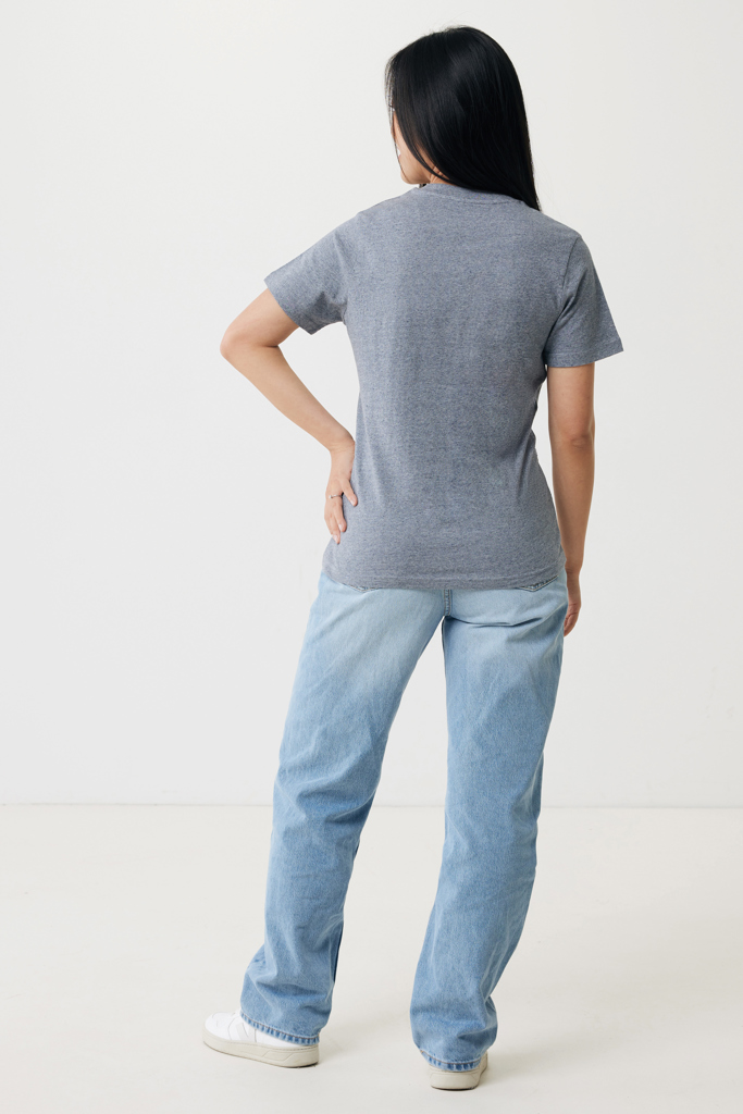 Femme de dos en t-shirt gris et jean