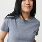 Femme en t-shirt gris sur fond neutre