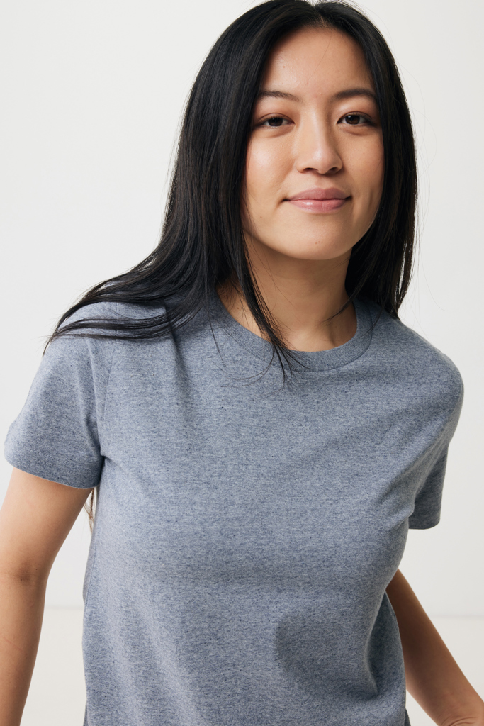 Femme en t-shirt gris sur fond neutre