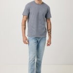 Homme en t-shirt gris et jean clair