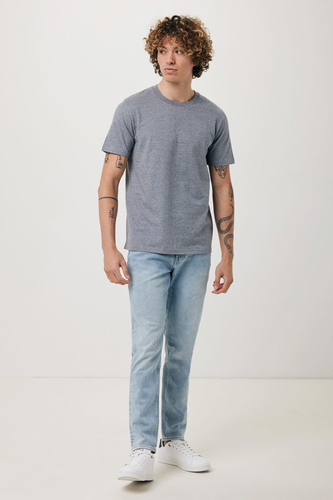 Homme en t-shirt gris et jean clair
