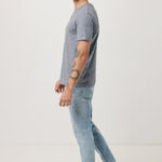 Homme en t-shirt gris et jean clair