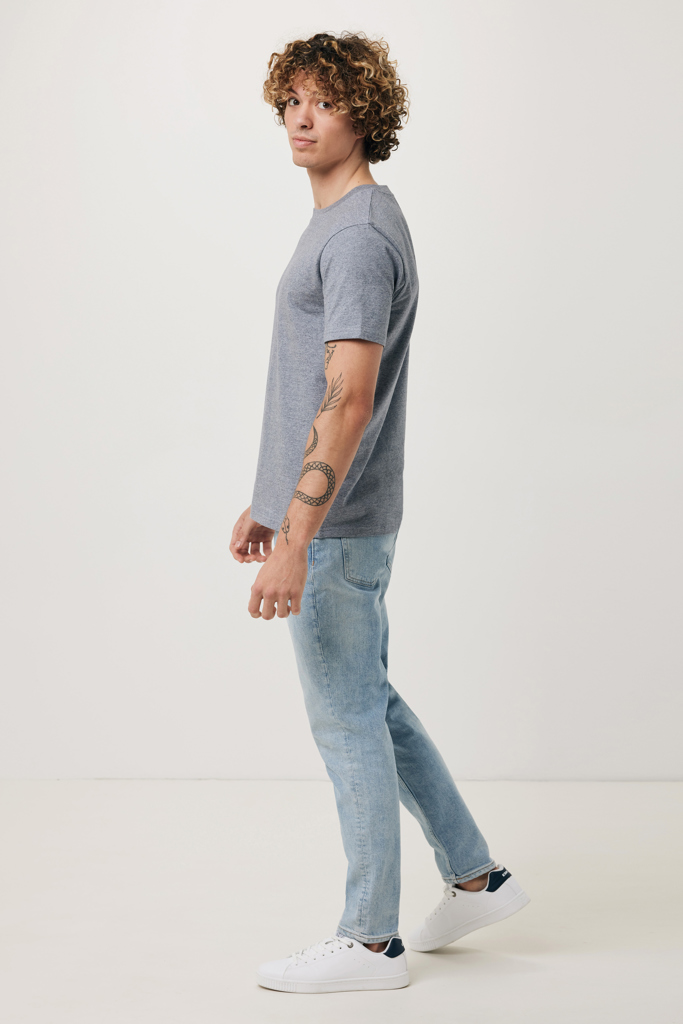 Homme en t-shirt gris et jean clair