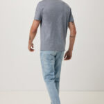 Homme en t-shirt gris vu de dos