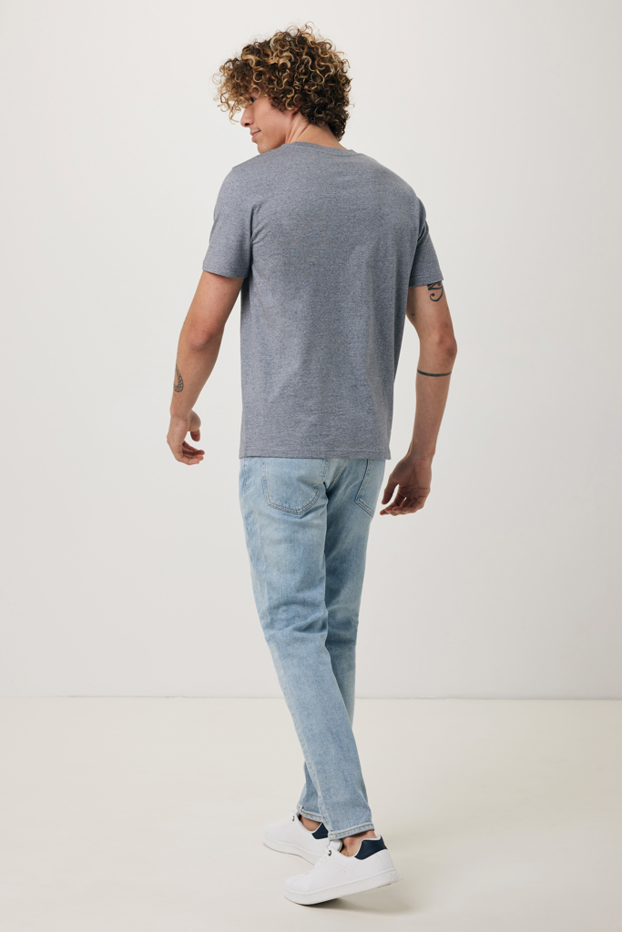 Homme en t-shirt gris vu de dos