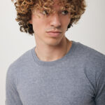 Jeune homme aux cheveux bouclés en t-shirt gris