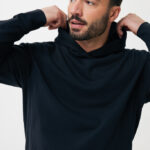 Homme portant un sweat à capuche noir
