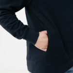Sweat noir avec main dans la poche