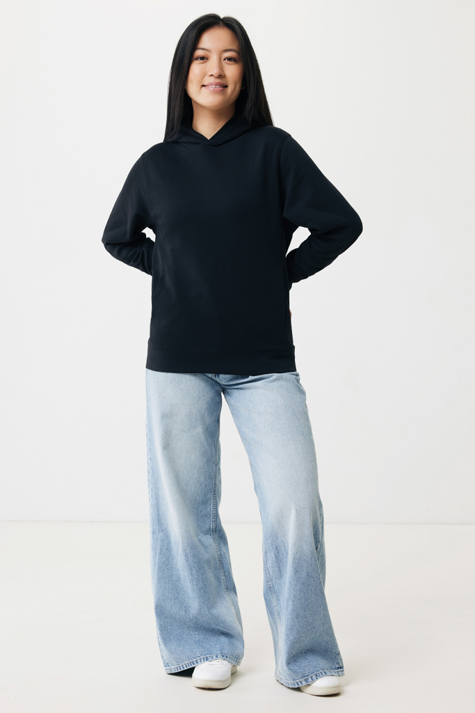 Femme portant sweat noir et jean large