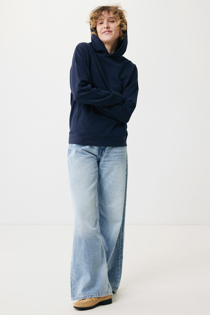 Personne en sweat à capuche et jean large