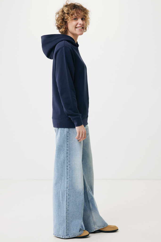 Personne souriante en hoodie bleu et jean large