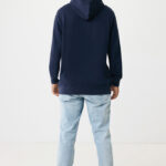 Homme de dos portant sweat à capuche bleu marine