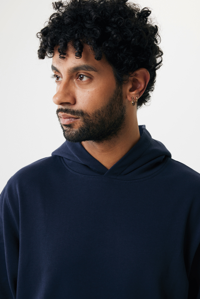 Homme aux cheveux bouclés portant un sweat bleu