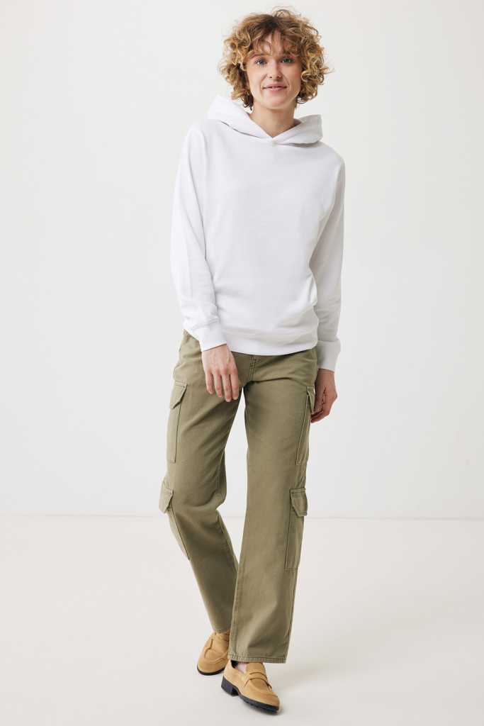 Femme en sweat blanc et pantalon cargo kaki