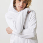 Personne en sweat blanc à capuche, portrait studio