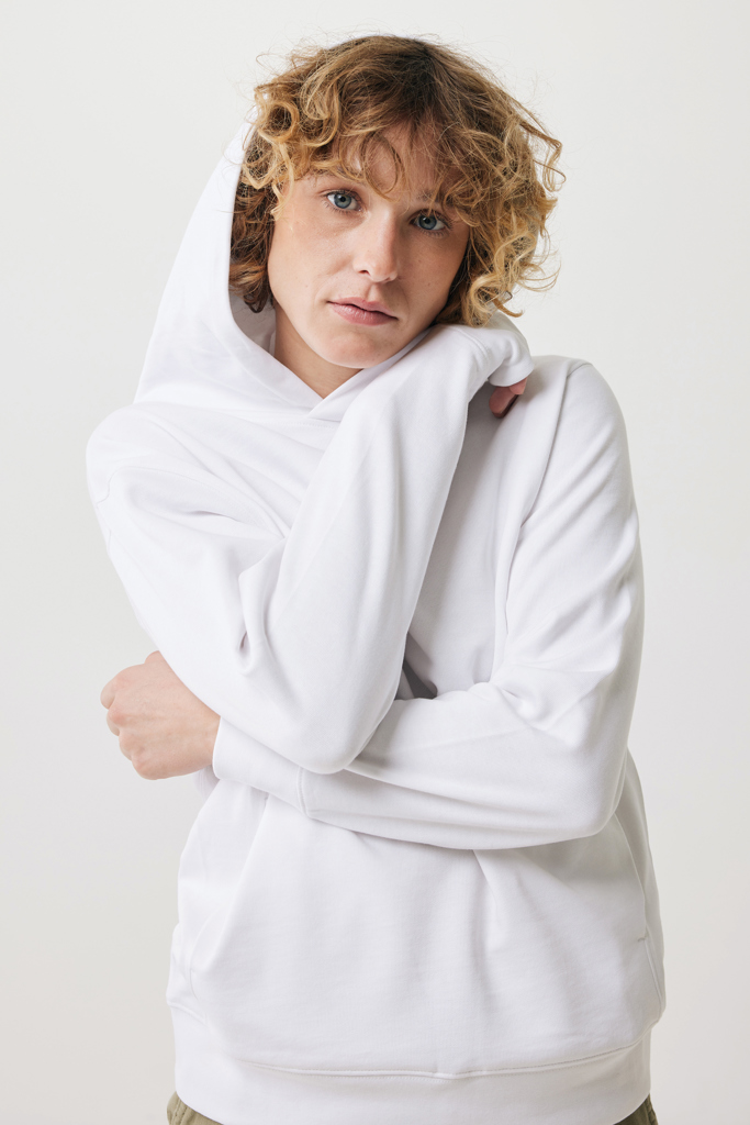 Personne en sweat blanc à capuche, portrait studio