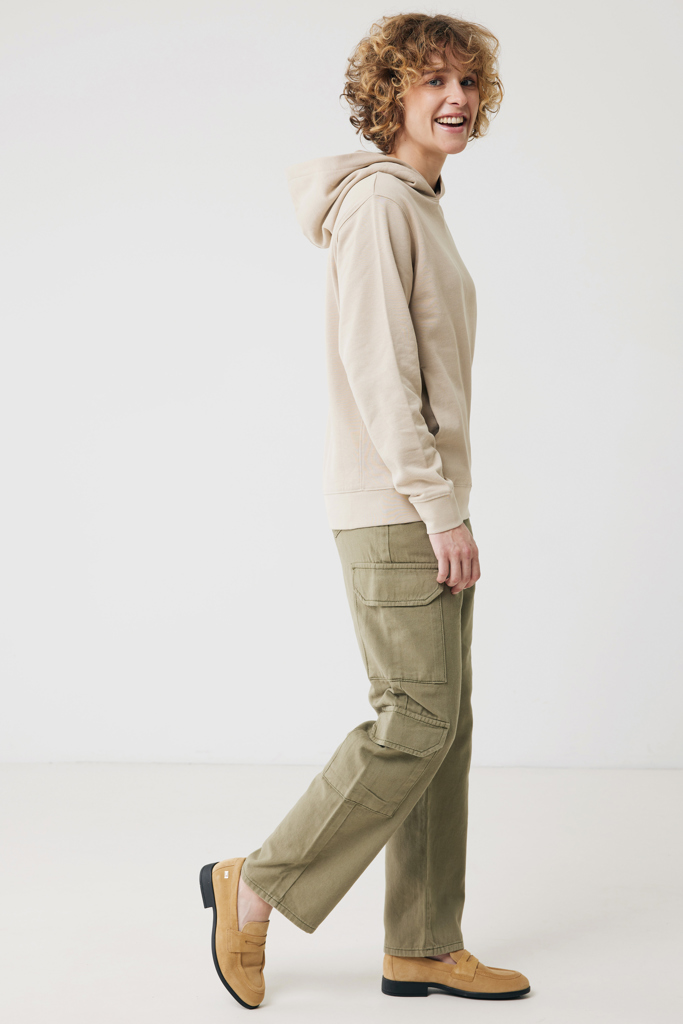 Femme souriante en hoodie beige et pantalon cargo