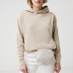 Femme en hoodie beige avec sac banane