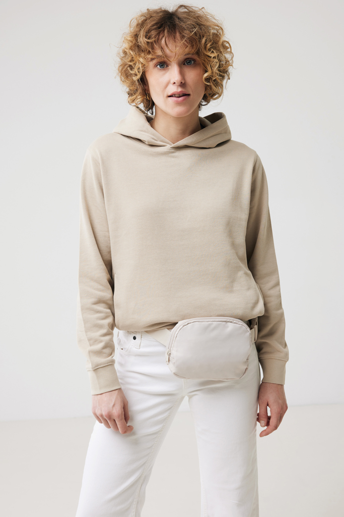 Femme en hoodie beige avec sac banane