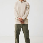 Homme en hoodie beige et pantalon cargo vert