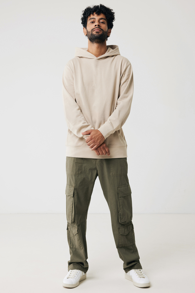 Homme en hoodie beige et pantalon cargo vert