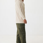 Homme en hoodie beige et pantalon cargo vert