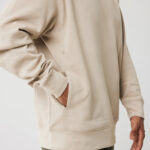 Sweat à capuche beige porté par un homme