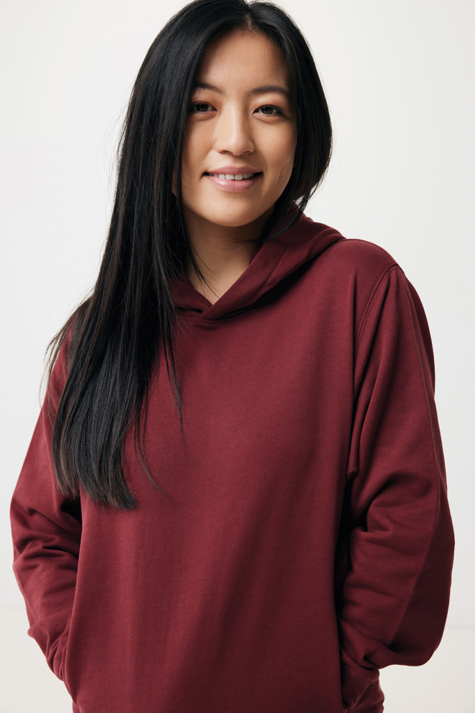 Femme souriante en hoodie bordeaux