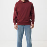 Homme portant sweat à capuche bordeaux et jean