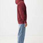 Homme en hoodie bordeaux et jean clair
