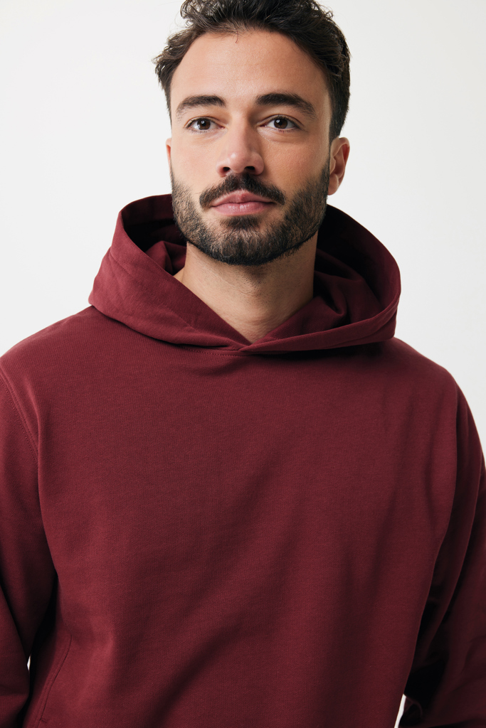 Homme portant un sweat à capuche bordeaux
