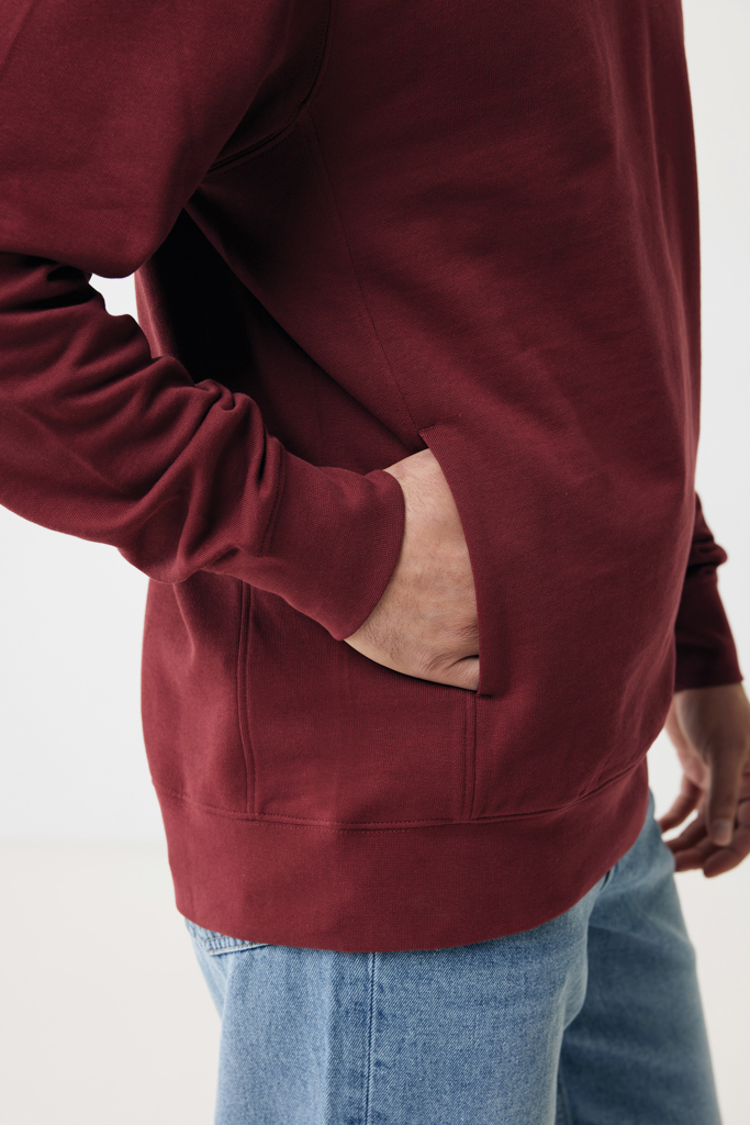 Sweat bordeaux avec main dans la poche