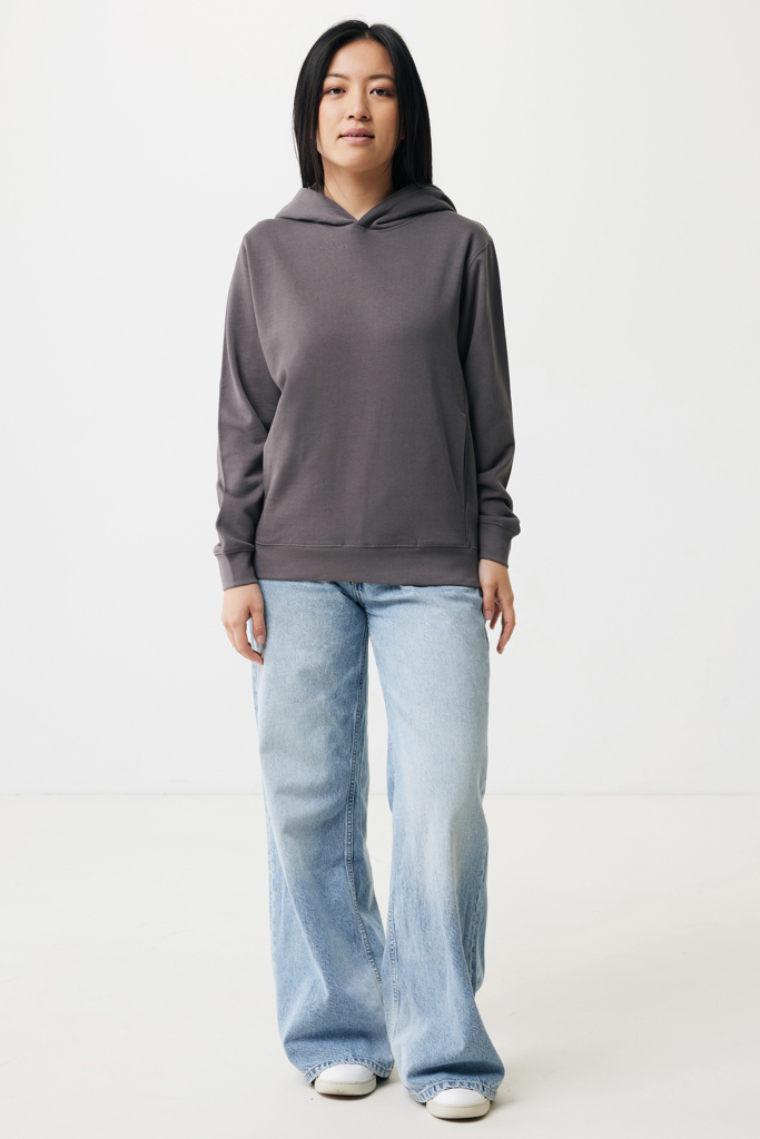 Femme portant hoodie gris et jean large bleu