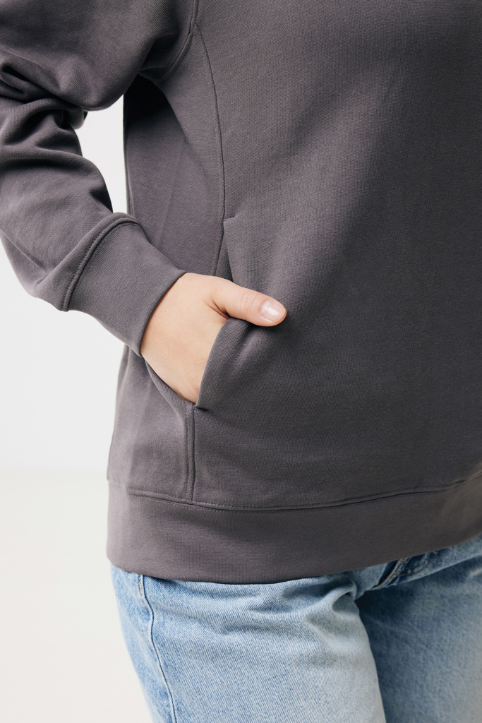 Sweat à capuche gris avec main dans poche