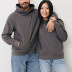 Couple souriant en sweats gris assortis