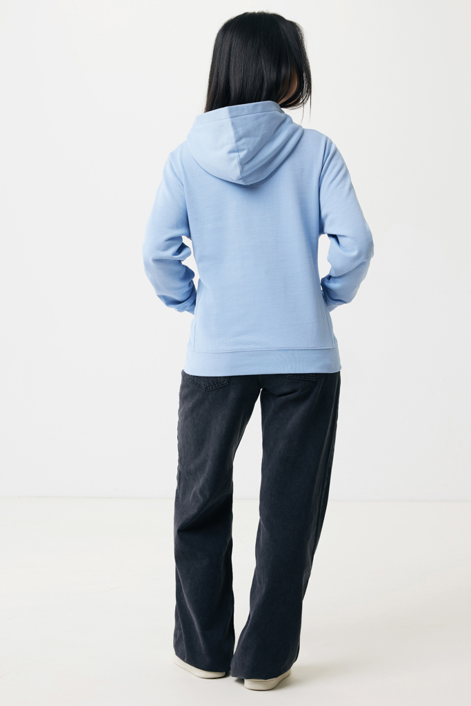 Personne de dos en sweat bleu clair