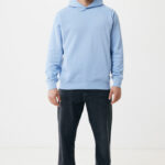 Homme en hoodie bleu et jean foncé