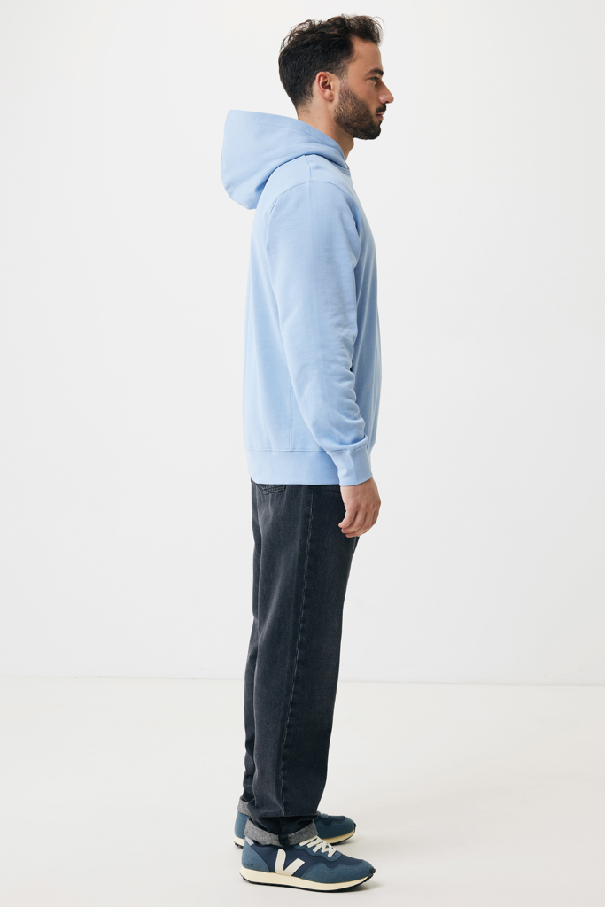 Homme de profil en sweat à capuche bleu