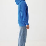 Homme de profil en hoodie bleu