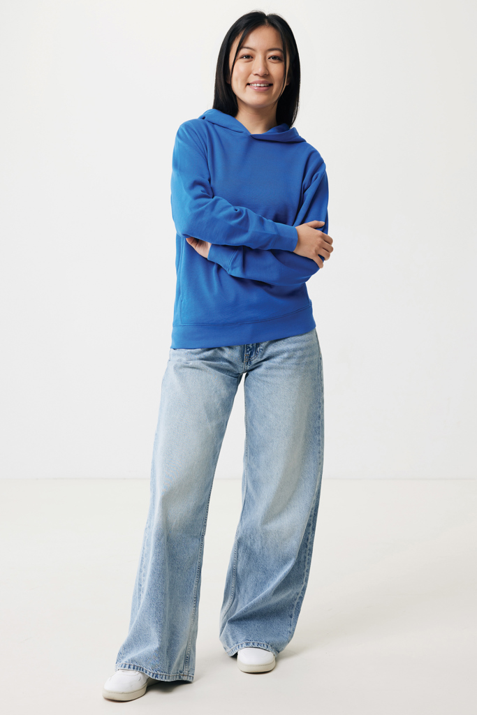 Femme souriante en hoodie bleu et jean large
