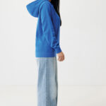 Femme en sweat bleu et jean large