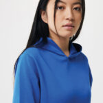 Jeune femme en sweat à capuche bleu
