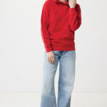Femme souriante en sweat rouge et jean large