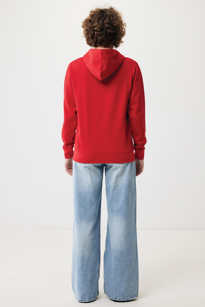 Personne de dos en sweat rouge et jean large