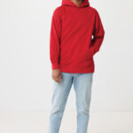 Homme portant sweat à capuche rouge et jean clair