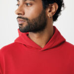 Homme en sweat à capuche rouge, profil