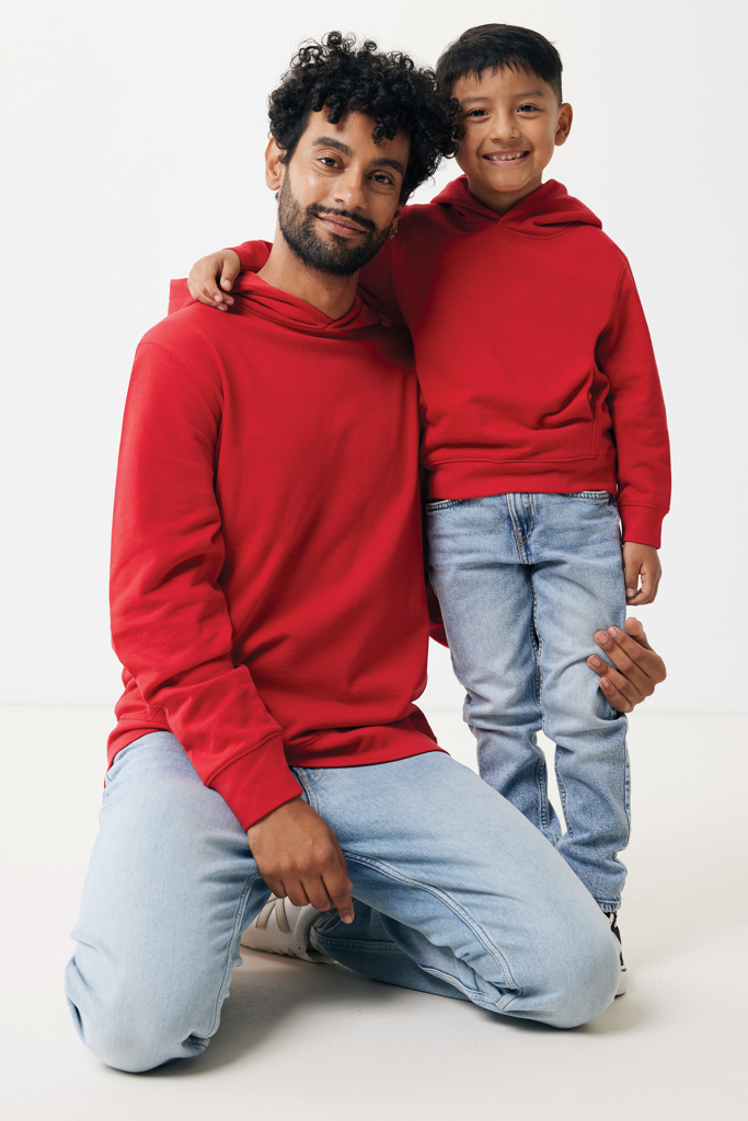 Père et fils en sweats rouges assortis